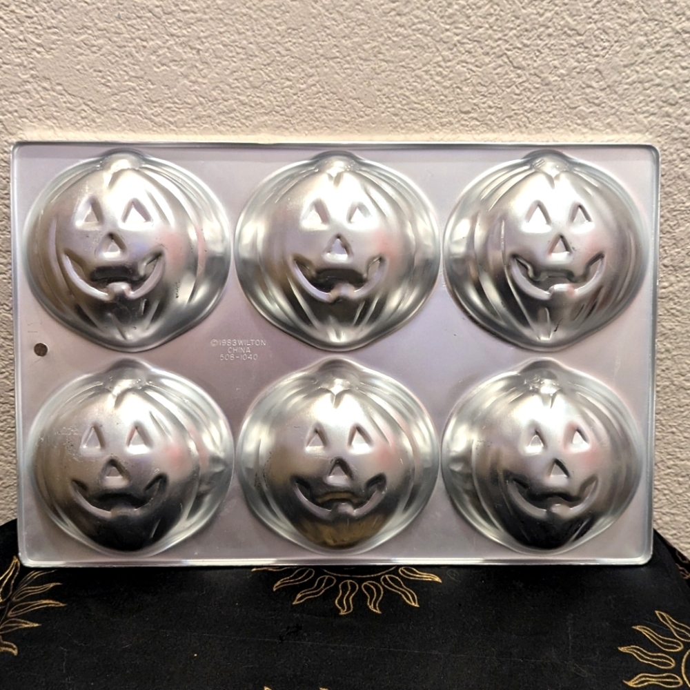 Vintage 1983 Silver Pumpkin Face Baking Mold